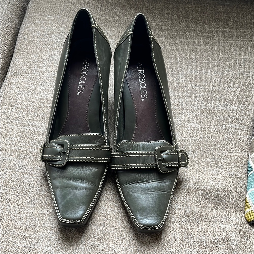 AEROSOLES Green Leather Heels with Buckle Detail